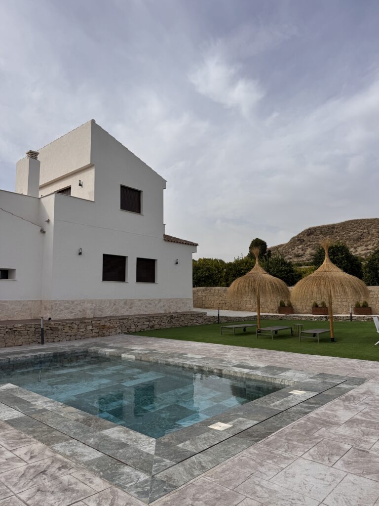 Foto de la casa rural y su piscina, Entre Limoneros.